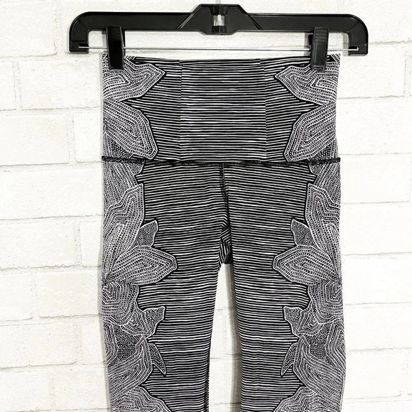 Lululemon Black & White Floral Dottie Tribe Cropped Wunder Under Women's Size 4 - Picture 2 of 8